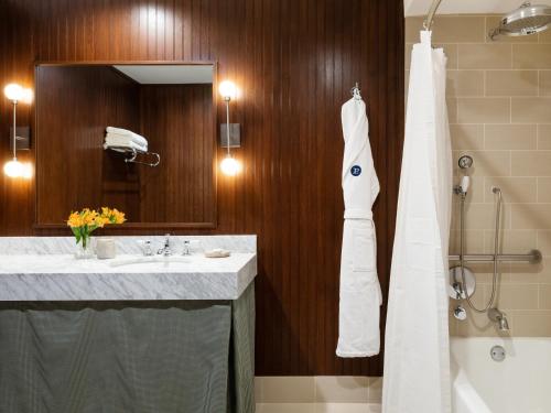 Bilik mandi di Palihouse West Hollywood at Beverly Hills