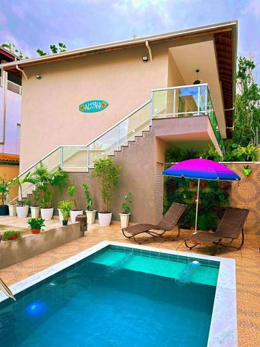una casa con piscina e ombrellone di Área vip maranduba a Ubatuba