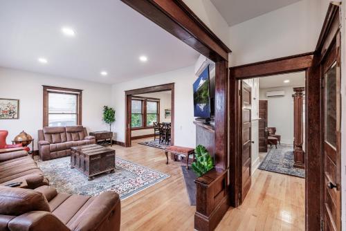 Televisyen dan/atau pusat hiburan di Mountain Manor Sandy HotTub, 3KingBeds, Ski Mt Hood