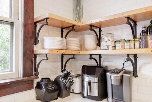 Dapur atau dapur kecil di Mountain Manor Sandy HotTub, 3KingBeds, Ski Mt Hood