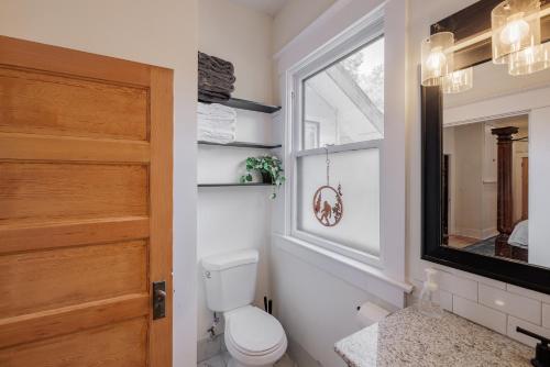Bilik mandi di Mountain Manor Sandy HotTub, 3KingBeds, Ski Mt Hood