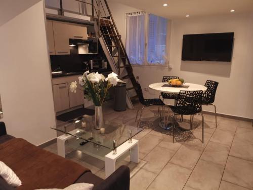 un salon avec un canapé et une table dans l'établissement Duplex 3 pièces 4 couchages au Suquet à 2 mn à pied du port de Cannes, du centre, de la mer et du palais des festival, à Cannes