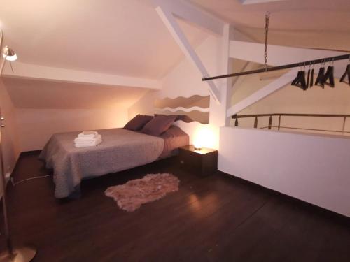 - une petite chambre avec un lit et une lampe dans l'établissement Duplex 3 pièces 4 couchages au Suquet à 2 mn à pied du port de Cannes, du centre, de la mer et du palais des festival, à Cannes