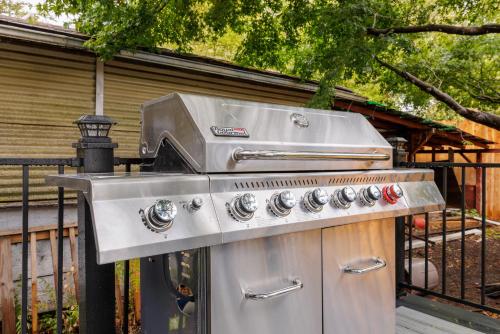 Kemudahan BBQ tersedia untuk tetamu di rumah percutian