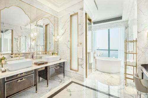Un baño de The St. Regis Zhuhai