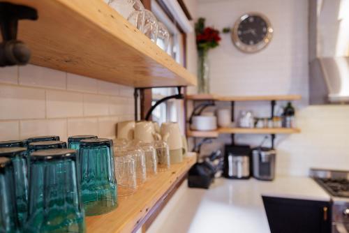 Dapur atau dapur kecil di Mountain Manor Sandy HotTub, 3KingBeds, Ski Mt Hood