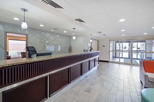 a waiting room with a bar in a hospital at Best Western Plus Chicagoland - Countryside in Countryside