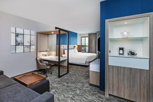 een hotelkamer met een bed en een bank bij SpringHill Suites by Marriott Austin West/Lakeway in Lakeway