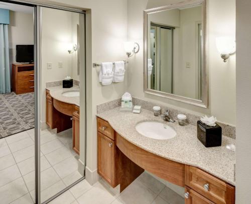 Baño con 2 lavabos y espejo en Homewood Suites by Hilton Irving-DFW Airport en Irving