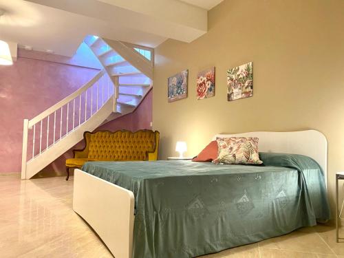 ein Schlafzimmer mit einem Bett und einer Treppe in der Unterkunft La Vista del Mare - Puglia Mia Apartments in Monopoli