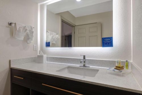 baño con lavabo y espejo grande en Homewood Suites by Hilton Jackson-Ridgeland, en Ridgeland