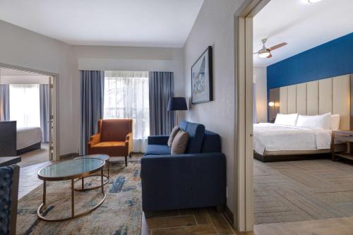 une chambre d'hôtel avec un lit, un canapé et une table dans l'établissement Homewood Suites by Hilton Jackson-Ridgeland, à Ridgeland