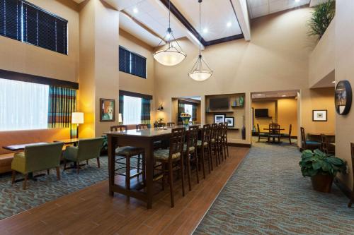 Großes Zimmer mit Bar und Esszimmer in der Unterkunft Hampton Inn Leesburg Tavares in Leesburg