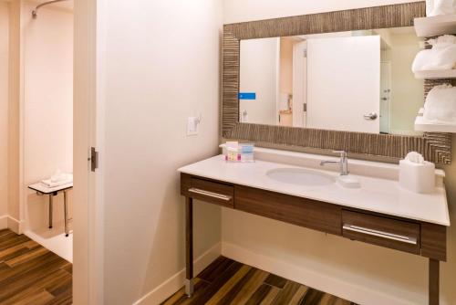 Hampton Inn & Suites Orlando-East UCF Image