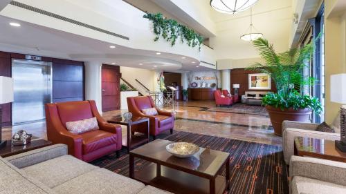 沙倫維爾的住宿－DoubleTree Suites by Hilton Hotel Cincinnati - Blue Ash，客厅配有沙发、椅子和桌子