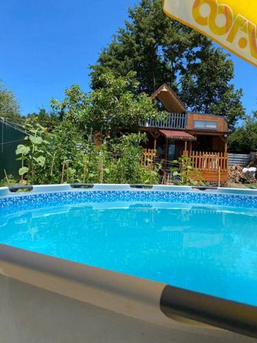 ein großer Pool vor einem Haus in der Unterkunft Havuzlu kiralık Tinyhause in Çekme