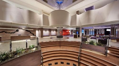 Лобби или стойка регистрации в Hilton Long Beach Hotel