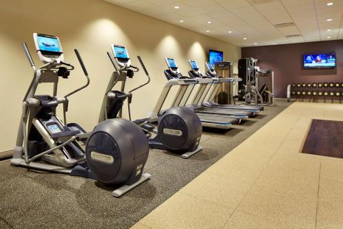 Фитнес-центр и/или тренажеры в Hilton Long Beach Hotel