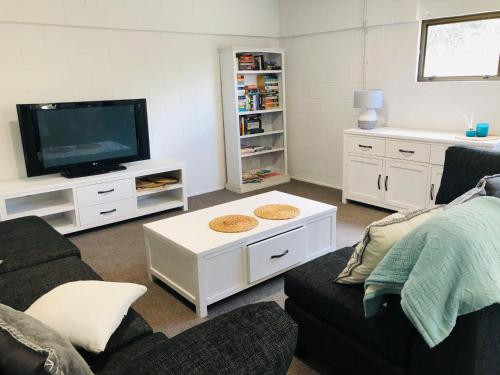 Televisyen dan/atau pusat hiburan di Waikaraka Beach, spacious & very comfortable