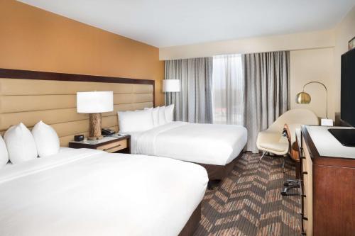 Ένα ή περισσότερα κρεβάτια σε δωμάτιο στο DoubleTree by Hilton Lawrence