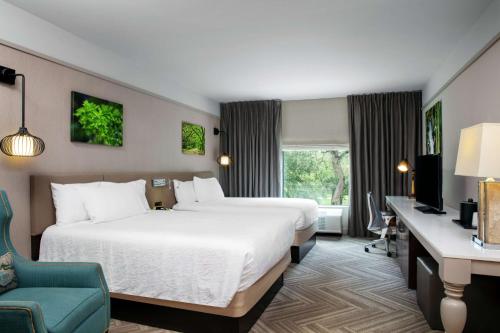 Un pat sau paturi într-o cameră la Hilton Garden Inn Mobile Downtown