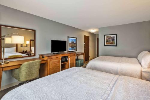 TV a/nebo společenská místnost v ubytování Hampton Inn by Hilton West Bloomfield Novi