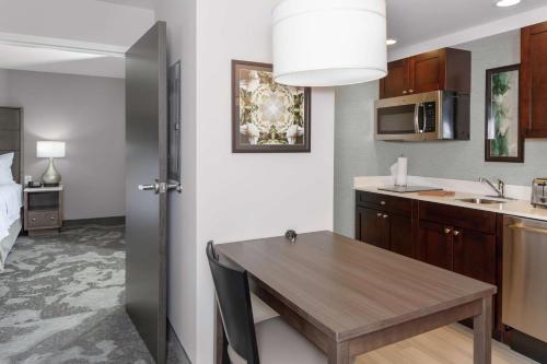 Homewood Suites By Hilton Lansing Eastwood tesisinde mutfak veya mini mutfak