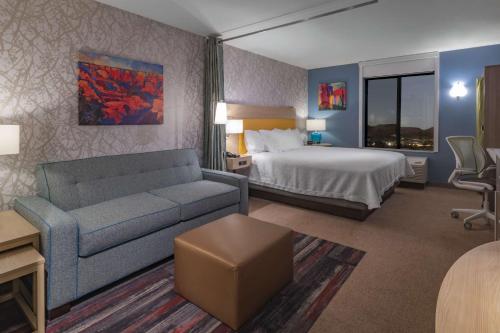 una camera d'albergo con letto e divano di Home2 Suites by Hilton Kingman a Kingman