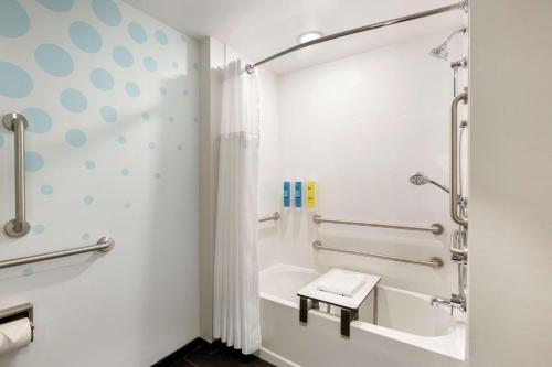 La salle de bains est pourvue d'une baignoire, de toilettes et d'une douche. dans l'établissement Tru By Hilton Wichita Northeast, à Wichita