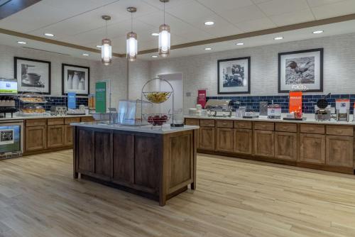 una grande cucina con armadi in legno e una grande isola di Hampton Inn Bourbonnais Kankakee a Bourbonnais