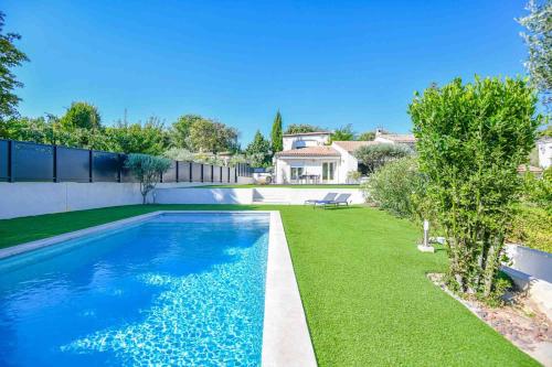 - une piscine dans la cour d'une maison dans l'établissement La Valentine - Villa 3 ch piscine proche Marseille, à Marseille