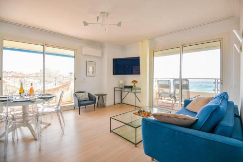 un salon avec un canapé bleu et une table dans l'établissement L'Horizon - 3 ch climatisé avec vue mer incroyable, à Marseille