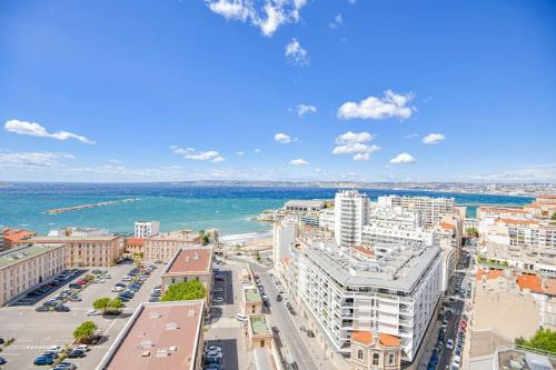 une vue aérienne d'une ville avec l'océan dans l'établissement L'Horizon - 3 ch climatisé avec vue mer incroyable, à Marseille
