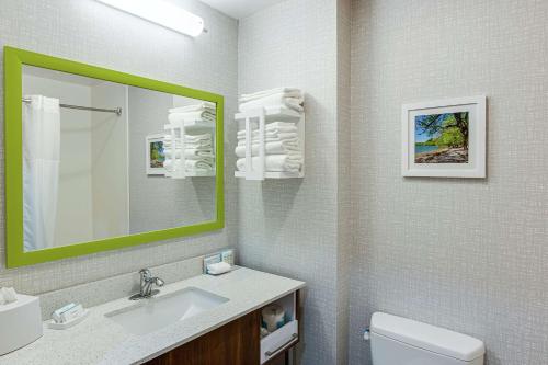 uma casa de banho com um lavatório, um espelho e um WC. em Hampton Inn Oak Grove Fort Campbell em Oak Grove
