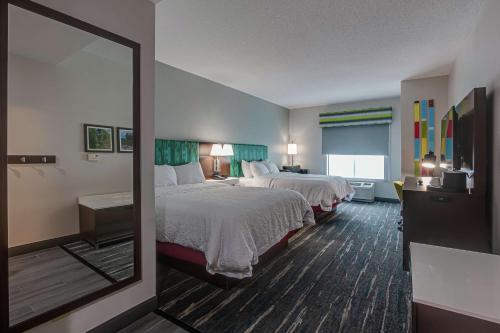 Кровать или кровати в номере Hampton Inn Oak Grove Fort Campbell