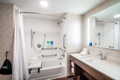 y baño con bañera, lavamanos y ducha. en Home2 Suites By Hilton Brunswick en Brunswick