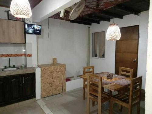 una cucina con tavolo e sedie in una stanza di Casa Turistica Zamboss a Montería
