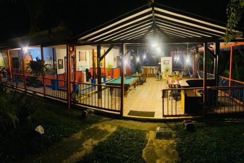 uma casa com um parque infantil à noite com luzes em Finca Hotel Paisaje Cafetero em Quimbaya