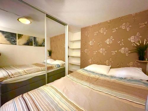 En eller flere senge i et værelse på Venus Central apartment, Free Parking !