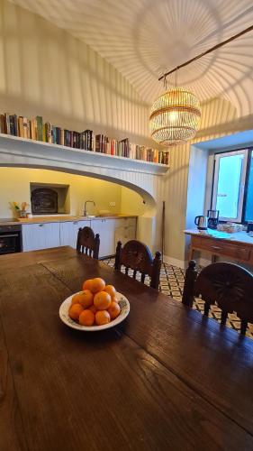 a plate of oranges on top of a wooden table at Casa Garcia in Amareleja