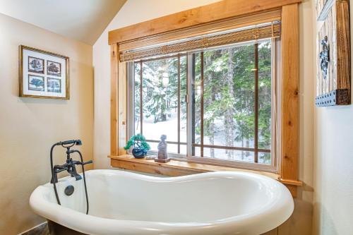 Snoqualmie Pass的住宿－Creek Run Lodge Entire Property，带浴缸的浴室和窗户