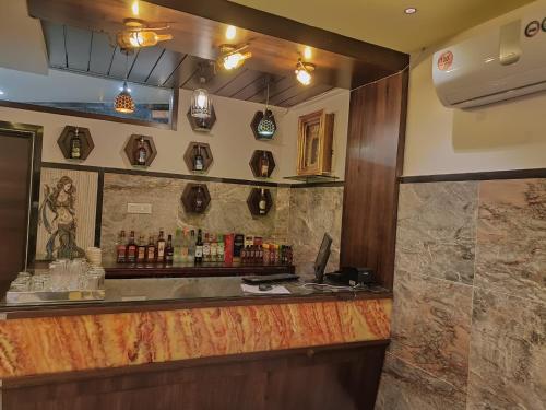 um bar num restaurante com balcão em Hotel Garuda Executive Latur em Lātūr