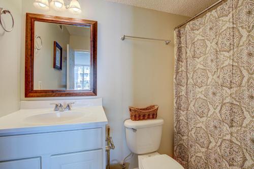 uma casa de banho com um lavatório, um WC e um espelho. em St Regis 3302 em North Topsail Beach