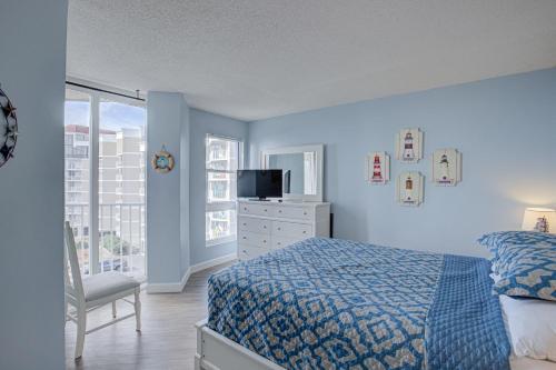 um quarto com paredes azuis e uma cama e uma cadeira em St Regis 3302 em North Topsail Beach