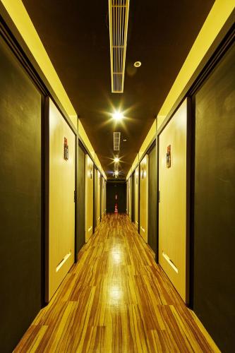 an empty hallway with wooden floors in an office building at Single inn- KAOHSIUNG LINSEN in Kaohsiung