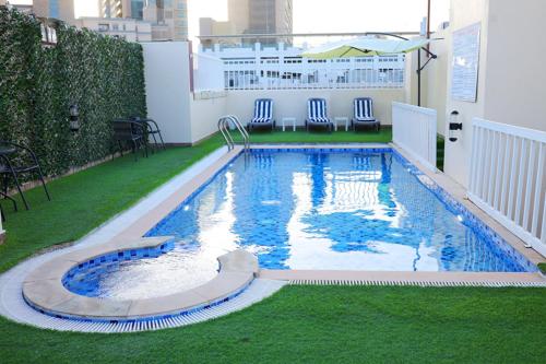 une grande piscine sur le toit d'un bâtiment dans l'établissement THE K HOTEL, à Dubaï
