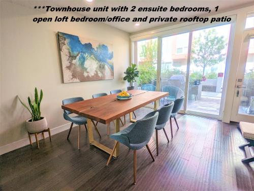 Monki Di Executive Suites - GLAS - Luxury Inner City Home 3 min to Downtown w Private Rooftop Patio Fireplace