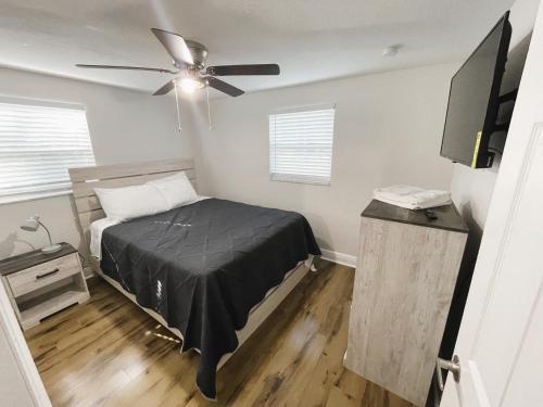 1 dormitorio con 1 cama y ventilador de techo en Spacious home in Tampa en Tampa