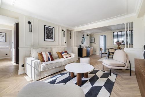 Poetic Stay - Louvre