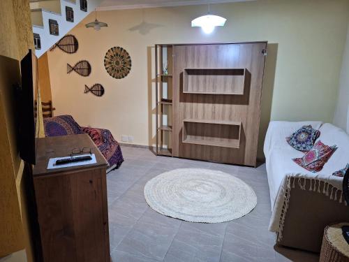mały pokój z łóżkiem i drewnianymi drzwiami w obiekcie Casa em Paraty - RJ Cond. Fechado w mieście Paraty